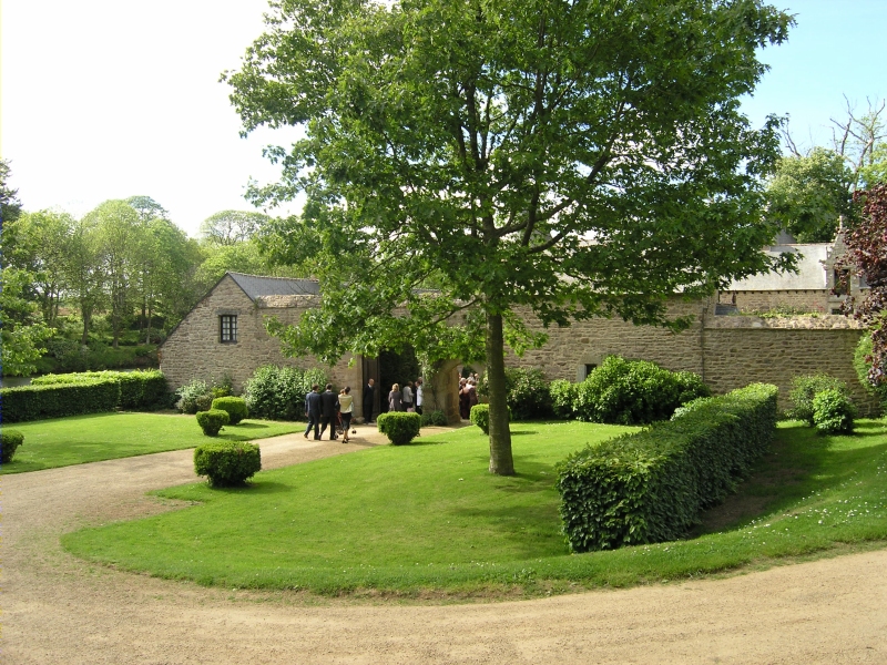 Les invit&eacute;s entrent dans le Manoir