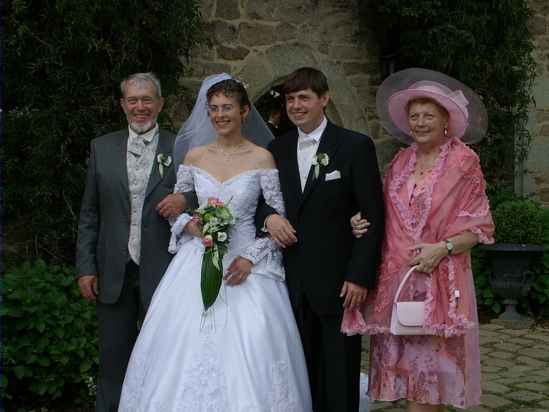 Les mari&eacute;s avec les parents d'&Eacute;ric