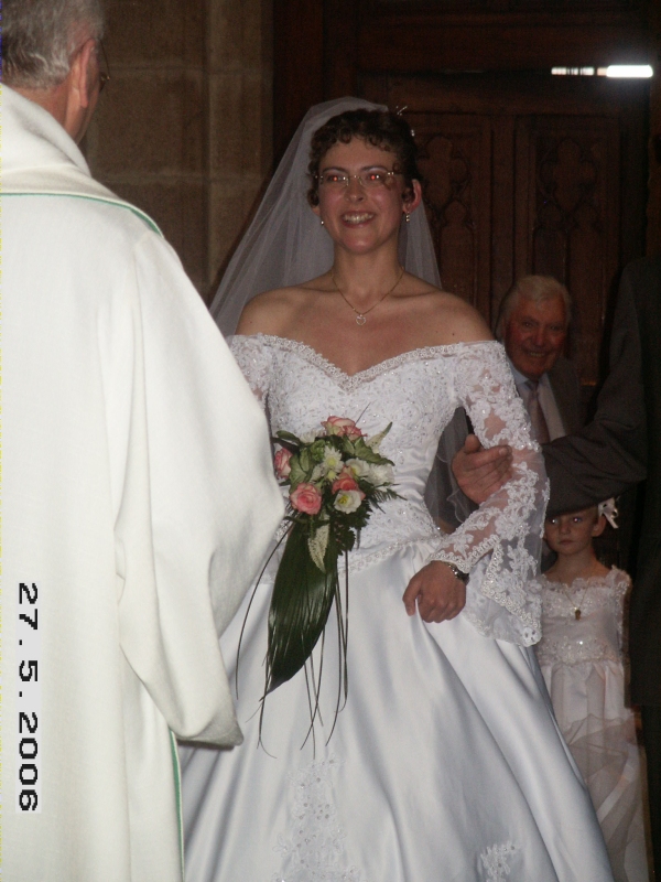 Le pr&ecirc;tre accueille Karine et son papa