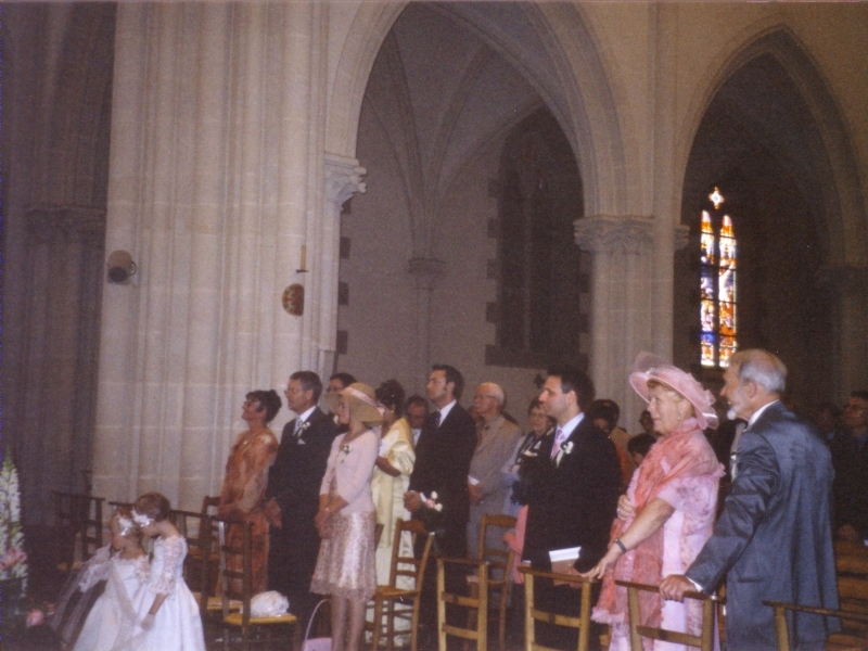 Parents, t&eacute;moins, famille et amis &agrave; l'&eacute;glise