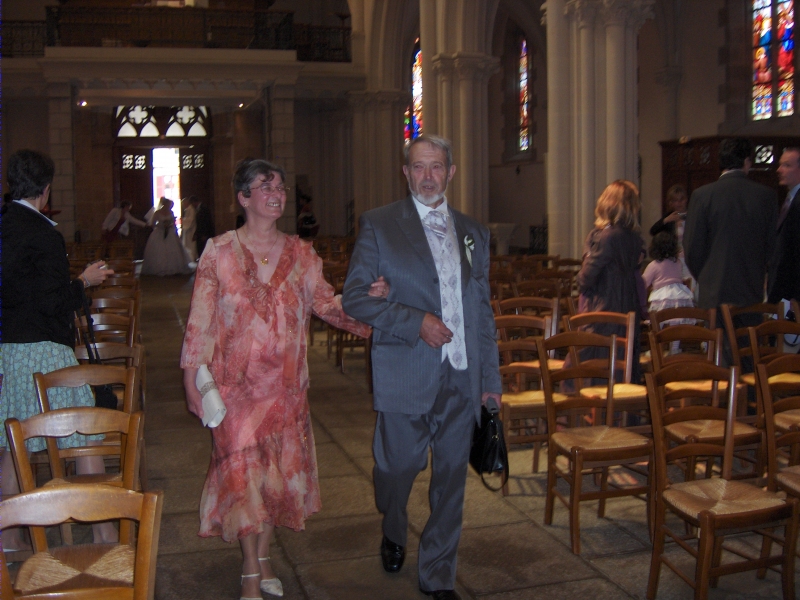 La maman de Karine et le papa d'&Eacute;ric entrent dans l'&eacute;glise