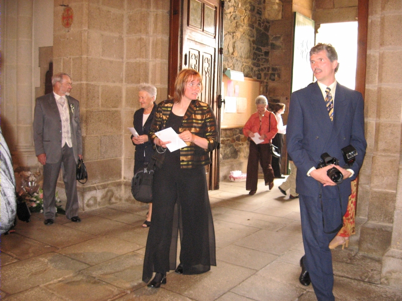 Les invit&eacute;s entrent dans l'&eacute;glise