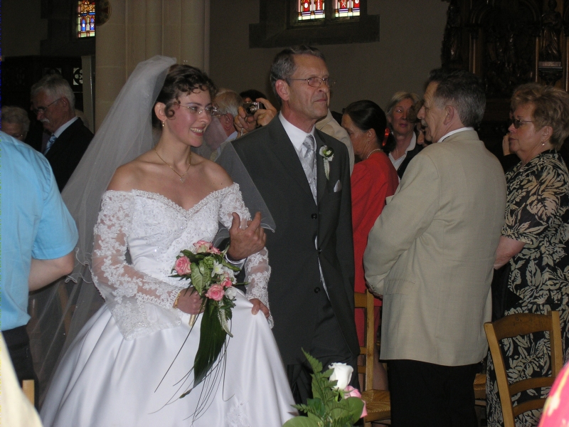 Karine et son papa entrent dans l'&eacute;glise