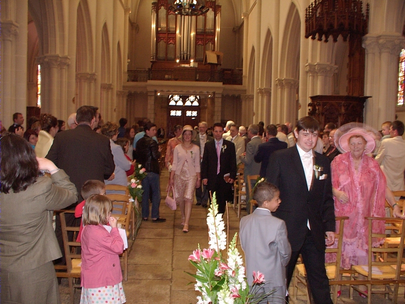 Les t&eacute;moins entrent dans l'&eacute;glise