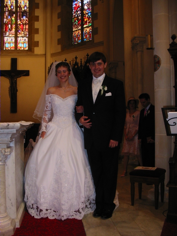 Les mari&eacute;s sortent de l'&eacute;glise