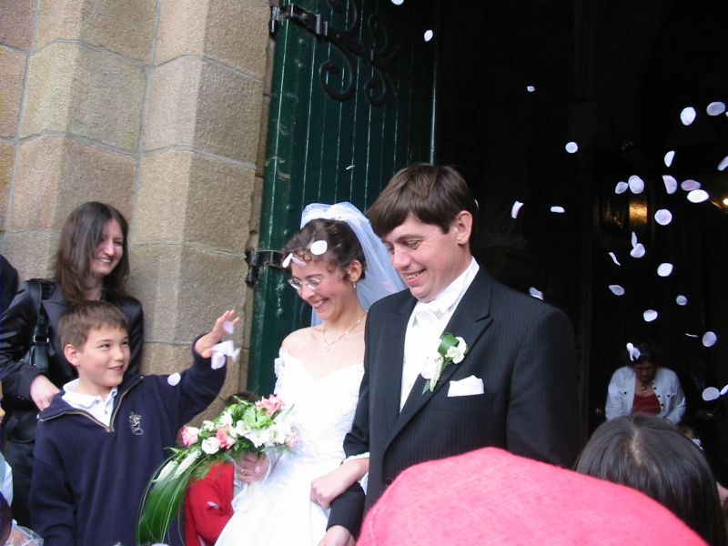 Les mari&eacute;s &agrave; la sortie de l'&eacute;glise