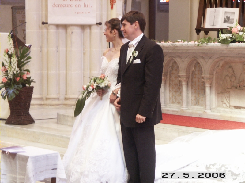 Les mari&eacute;s sortent de l'&eacute;glise