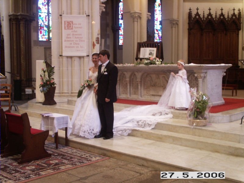 Les mari&eacute;s sortent de l'&eacute;glise