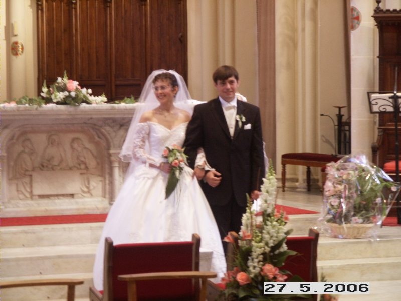 Les mari&eacute;s sortent de l'&eacute;glise