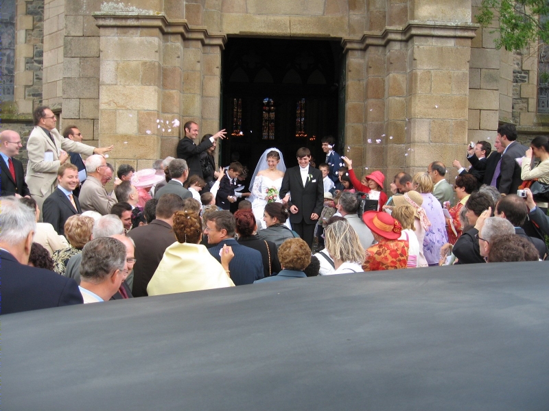 Les mari&eacute;s &agrave; la sortie de l'&eacute;glise