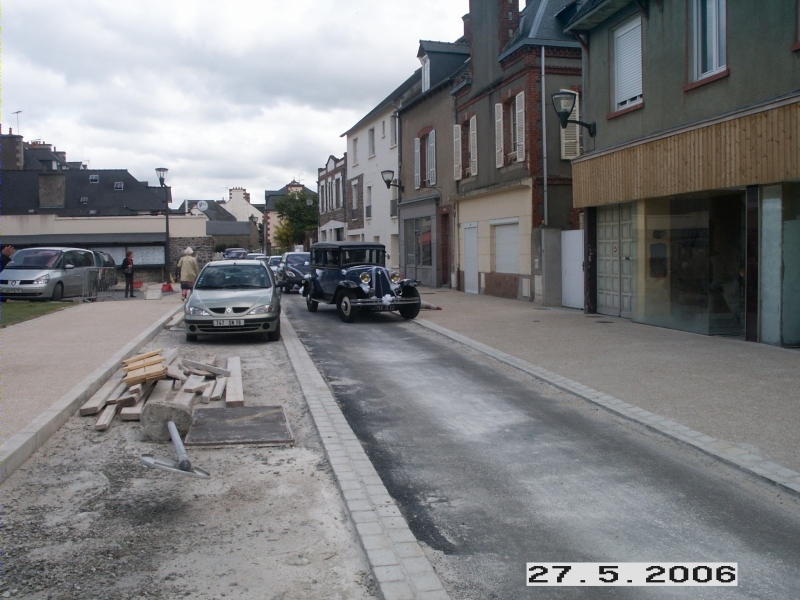 D&eacute;part du cort&egrave;ge de voitures vers le Manoir