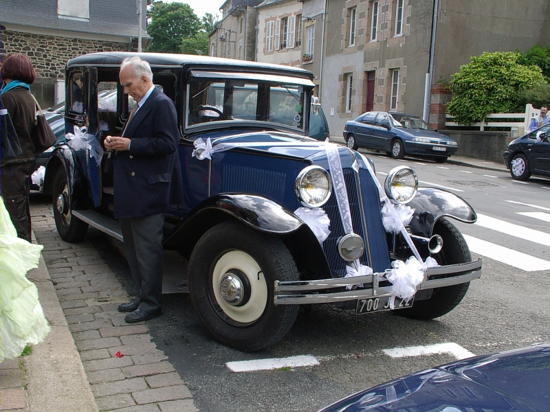 Voiture et chauffeur devant l'&eacute;glise