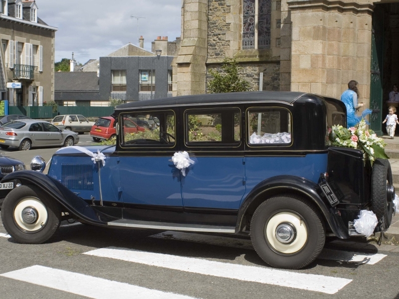Voiture devant l'&eacute;glise