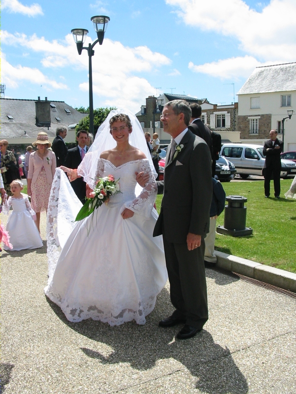 Karine et son papa avancent vers l'entr&eacute;e de la mairie