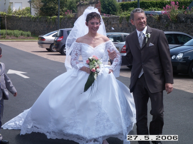 Karine et son papa devant la mairie