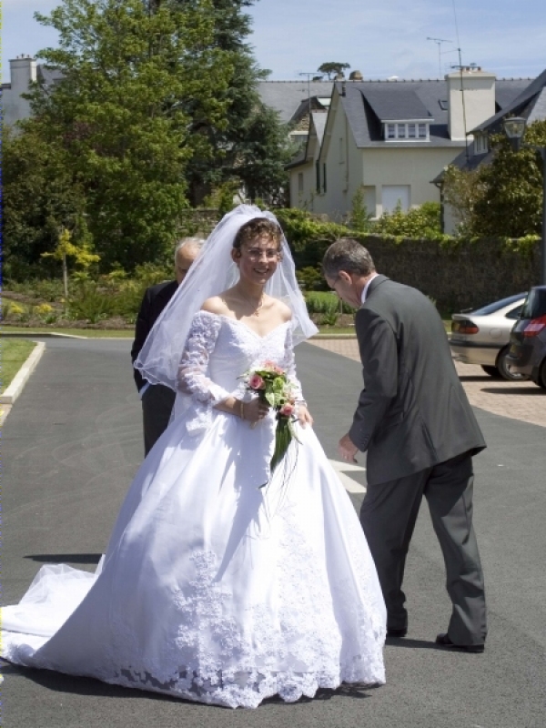 Karine et son papa devant la mairie