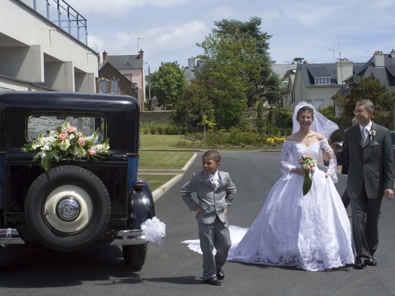 Karine et son papa devant la mairie