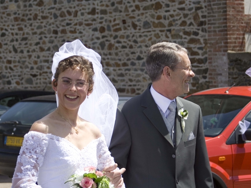 Karine et son papa devant la mairie