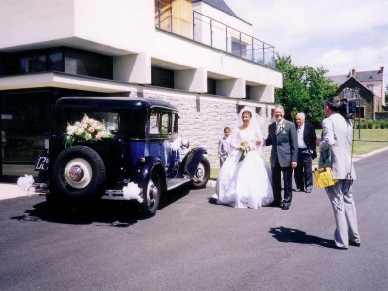 Karine et son papa devant la mairie