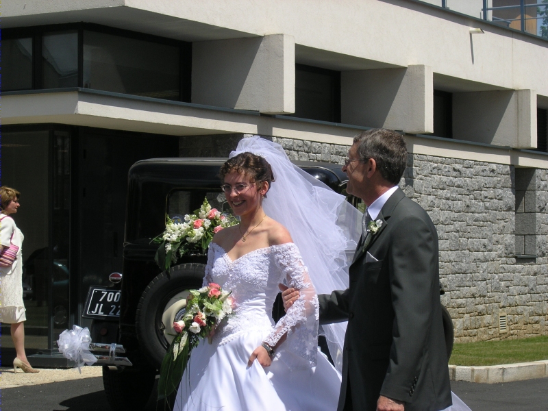 Karine et son papa devant la mairie