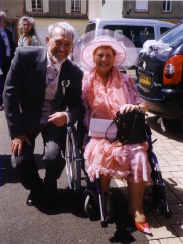 Parents d'&Eacute;ric devant la mairie