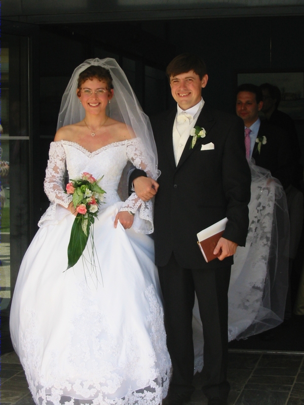 Les mari&eacute;s sortent de la mairie