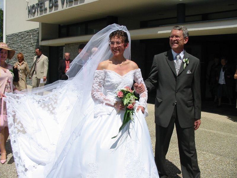 Karine quitte la mairie au bras de son papa