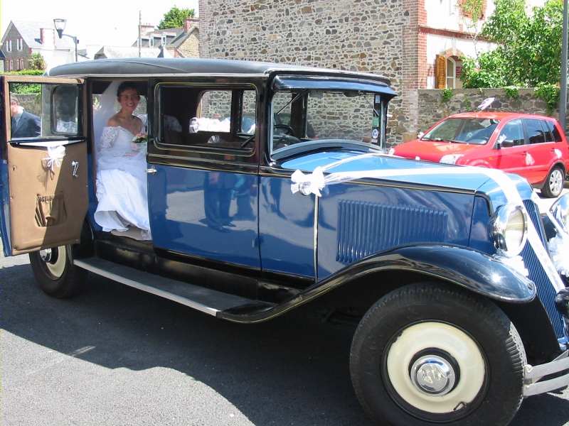 Karine dans la voiture &agrave; la mairie
