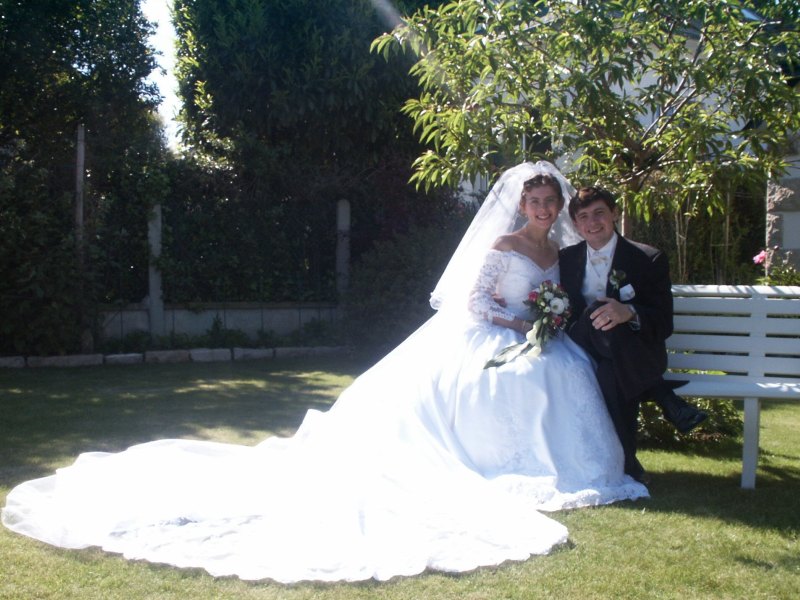 Karine et &Eacute;ric dans le jardin des parents de Karine