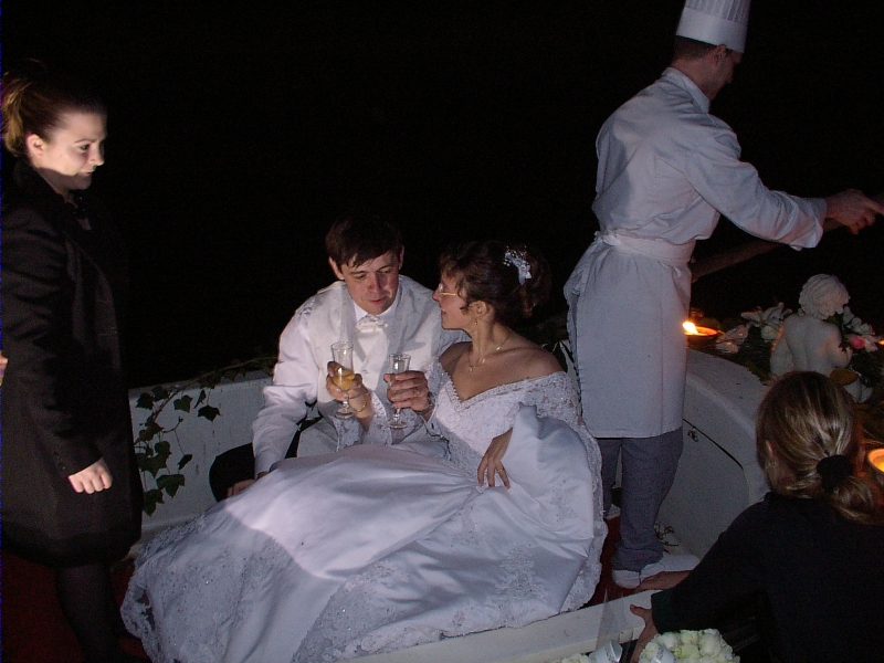 Les mari&eacute;s en barque