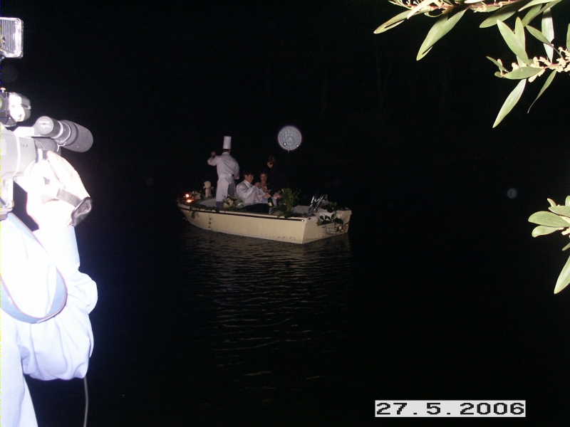 Les mari&eacute;s en barque