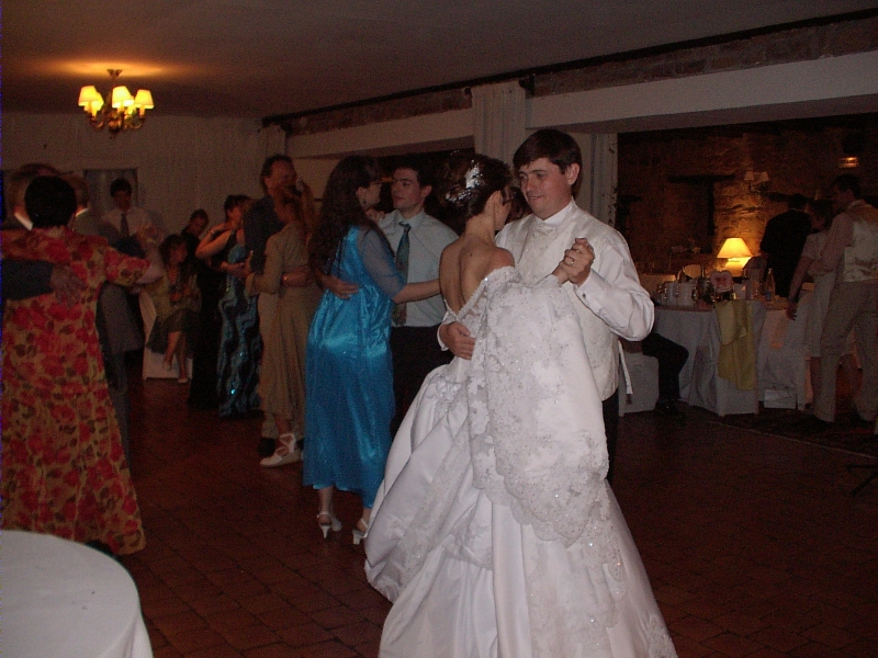 Les mari&eacute;s ouvrent le bal